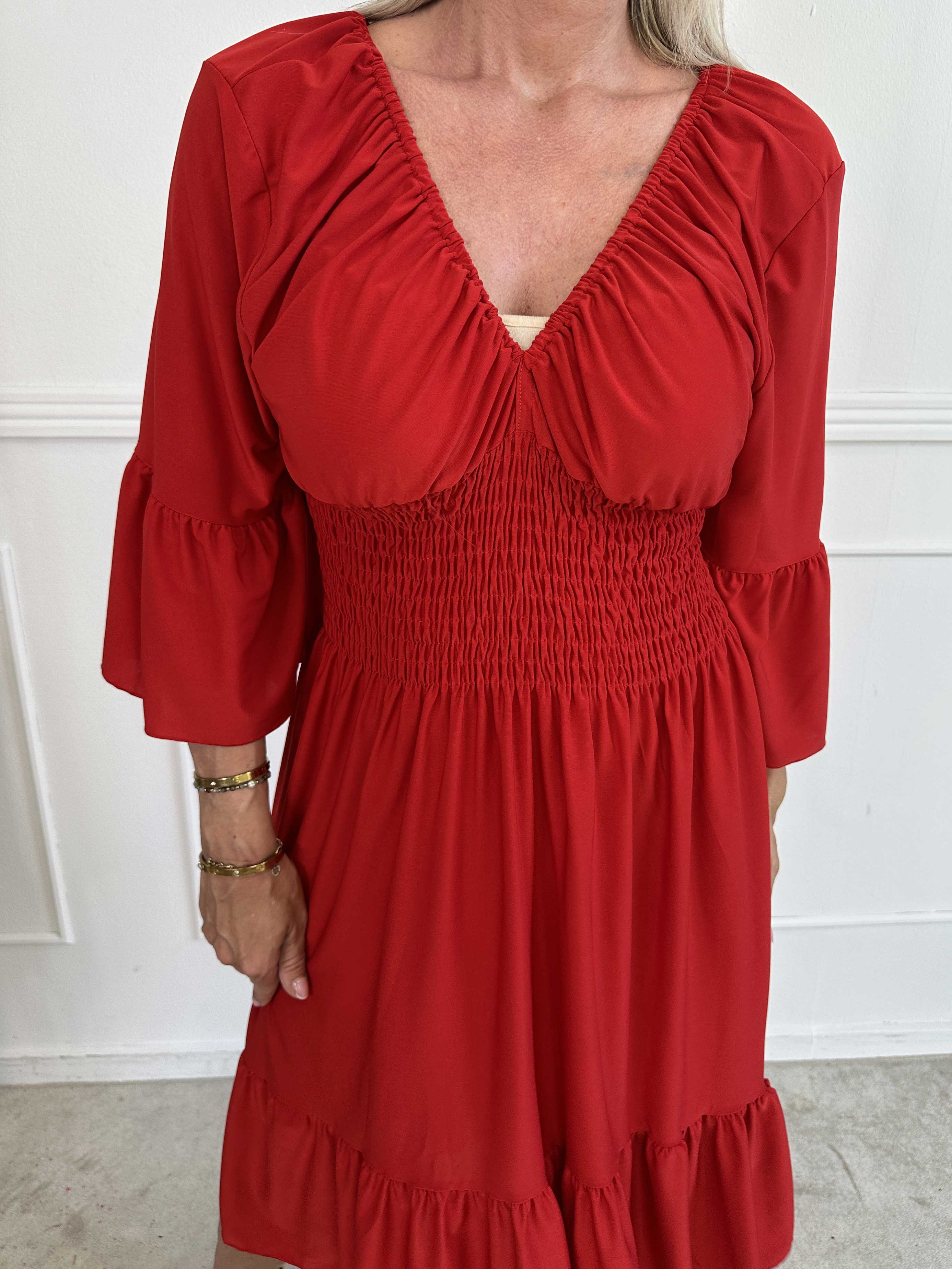 Flora Plain - Elastisk ensfarvet kjole med smock og flæse på ærmet